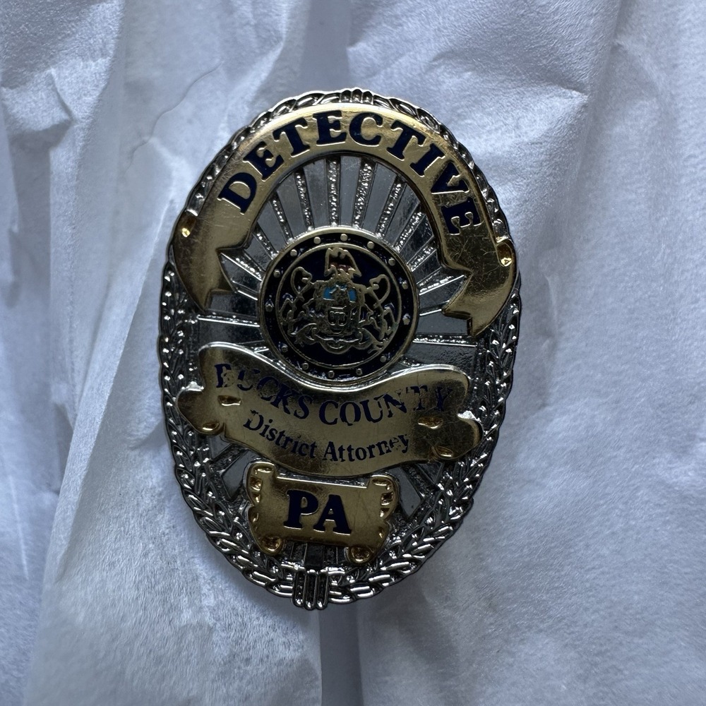 VTG Detective Bucks County Pennsylvania District Attorney Pin Silver Gold Tone